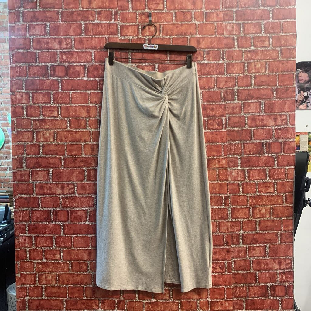 Vince. maxi skirt w/ slit Beige size M