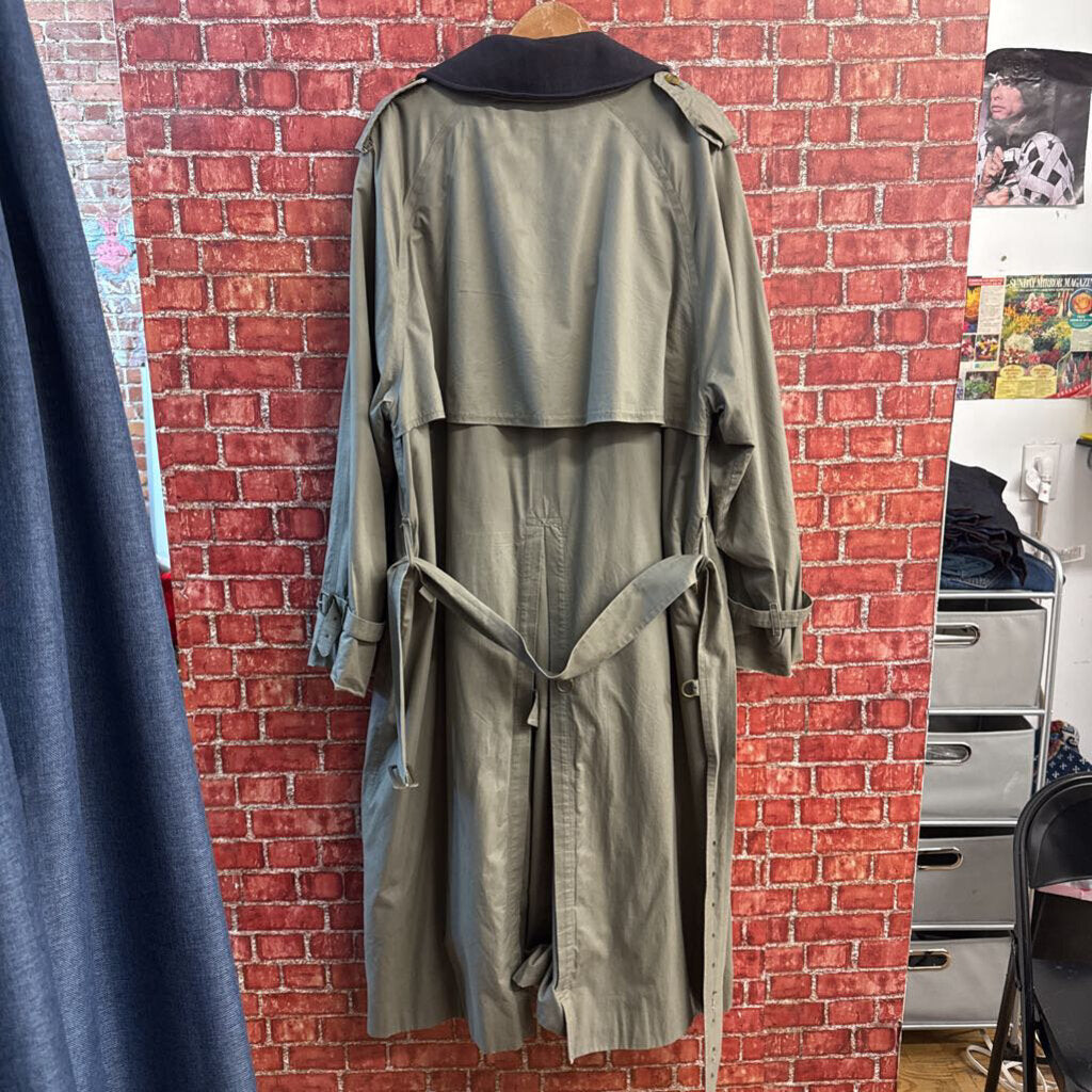 Burberrys' Vintage Double Breasted Trench Coat Taupe/Navy AS-IS (Sleeve)