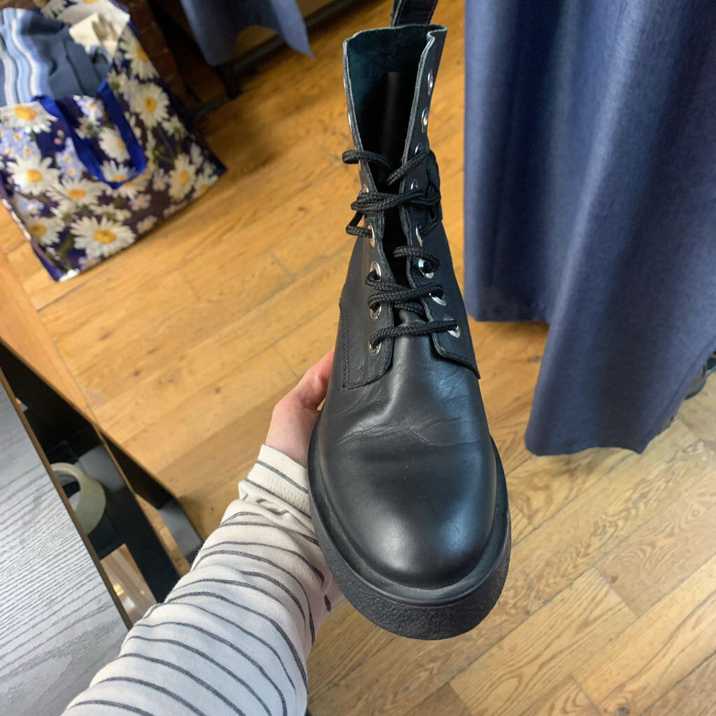 Steve Madden Lace Up Boot Eyelet Leather Black Size 7