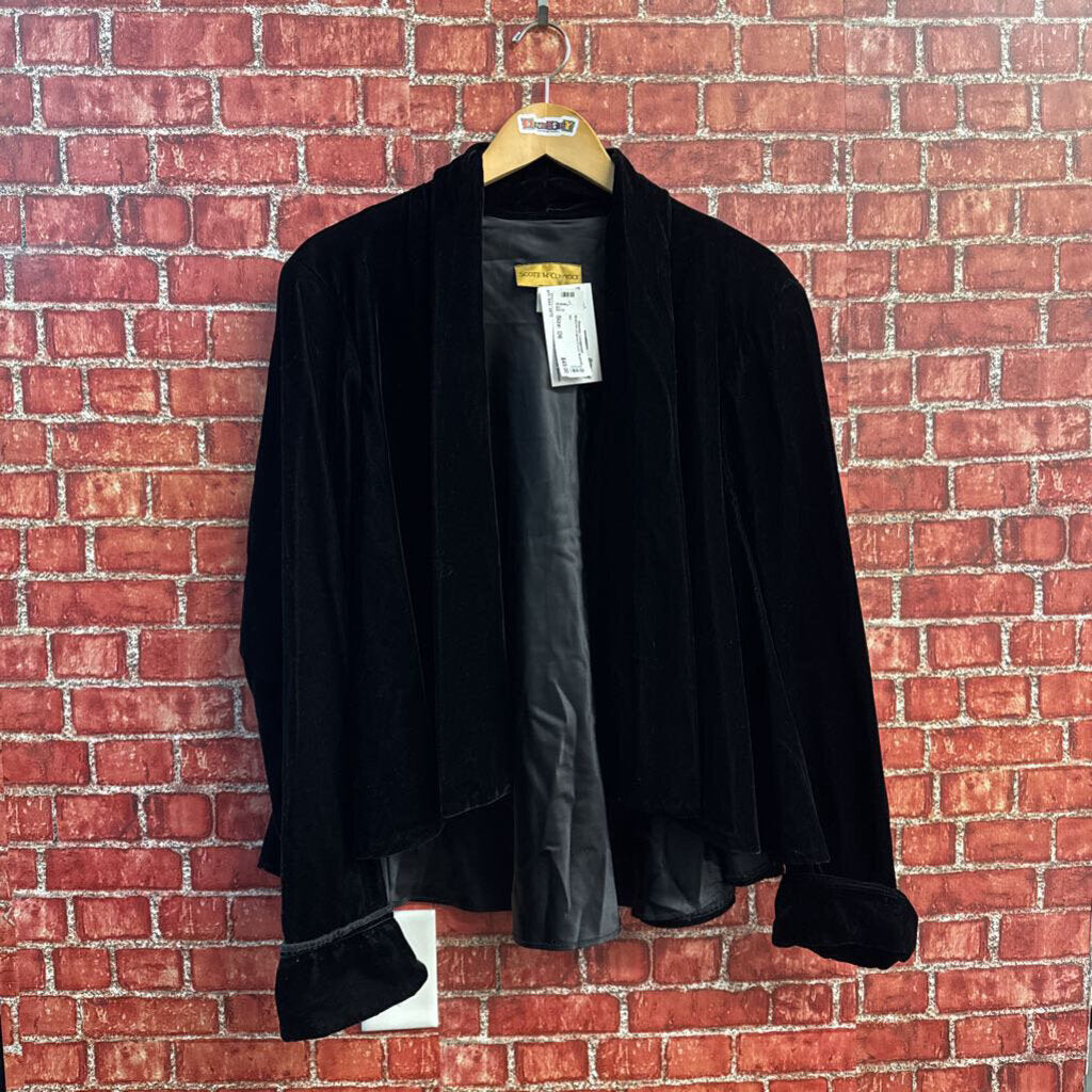 Black velvet vintage jacket from Diversity Consignment, suitable for an evening look