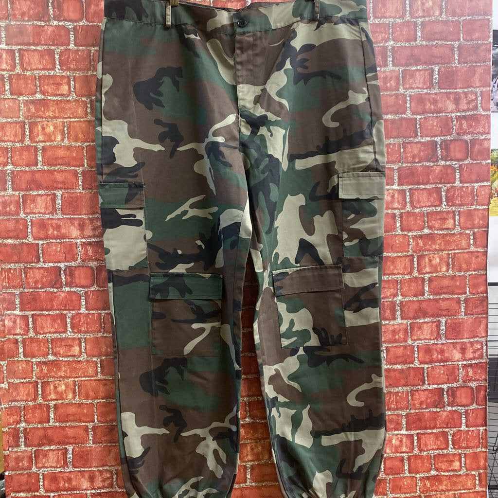 NWT Cargo Camo Pants Camo XL/XXL