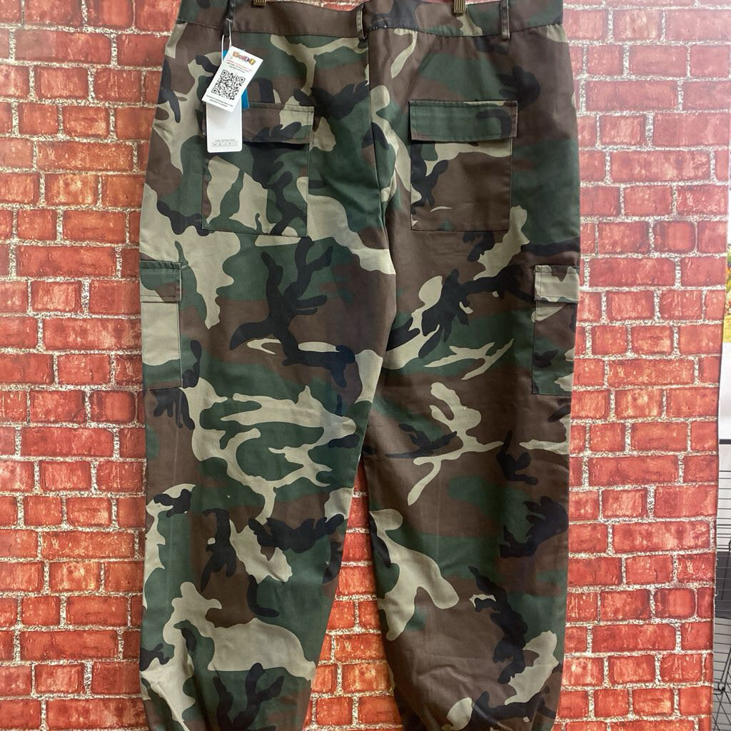 NWT Cargo Camo Pants Camo XL/XXL