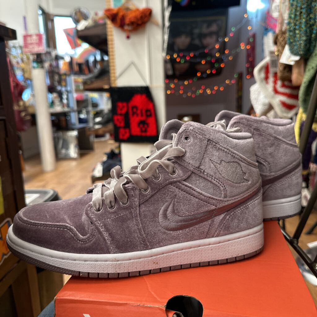 Air Jordan 1 Mid Velvet Purple Size 8.5L