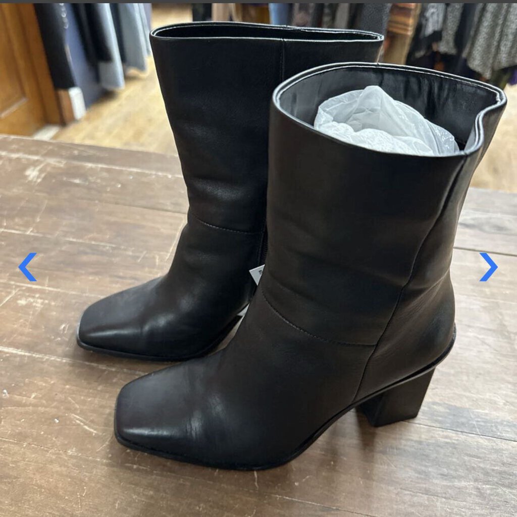 Vince Camuto leather Square Toe boot black size 8L