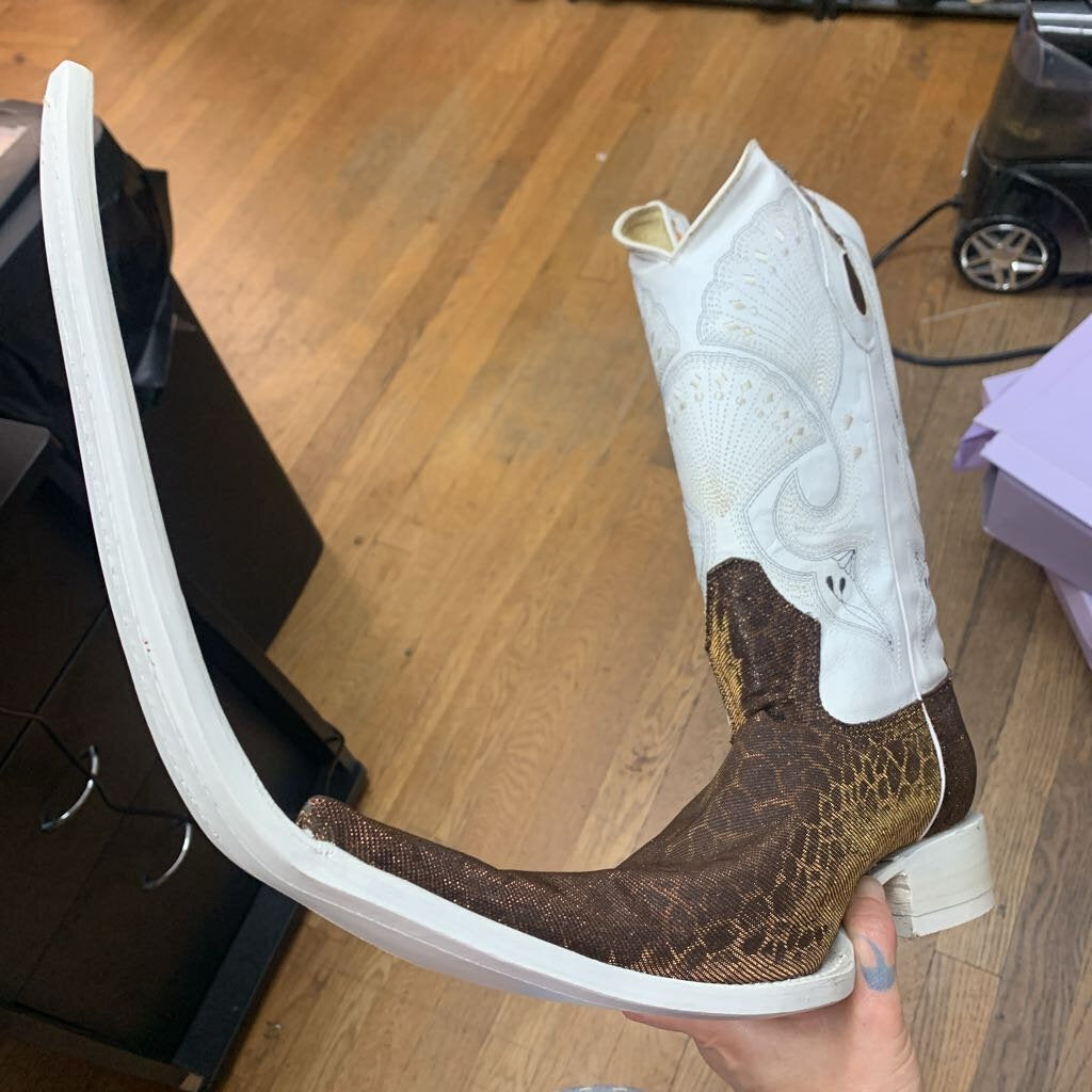 Jugo Boots leather pointy boots white and brown cheetah print detail view