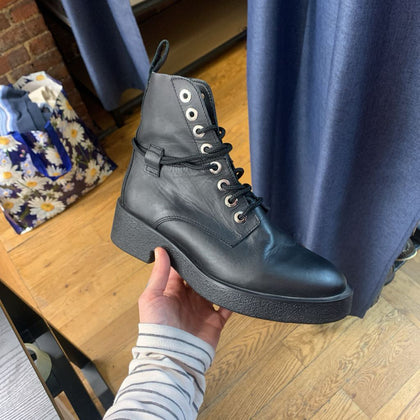 Steve Madden Lace Up Boot Eyelet Leather Black Size 7