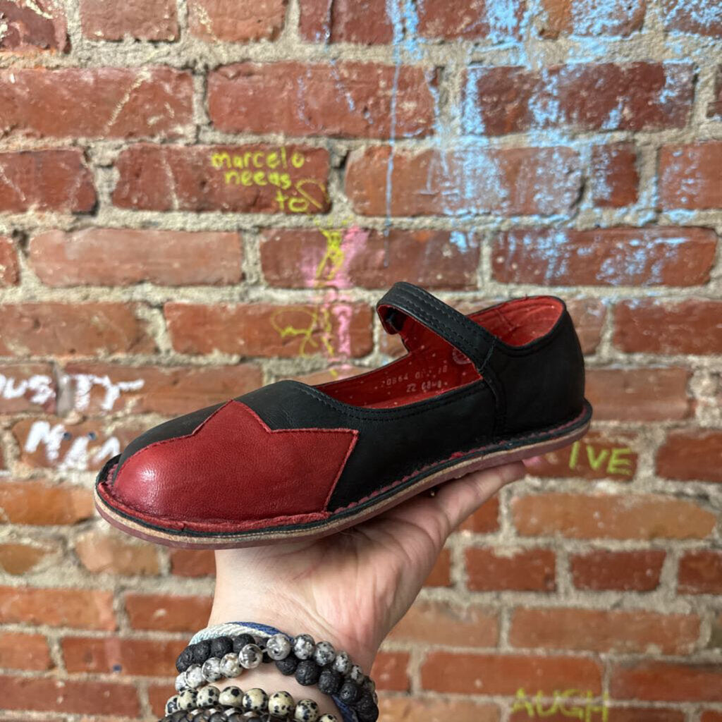 Camper Mary Jane Flats Black W/ Red Star Size 8L